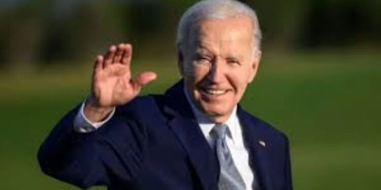 Biden cancela deuda estudiantil de miles de empleados públicos
