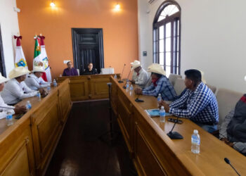 Recibe doctora Karla Córdova González a autoridades Yaquis