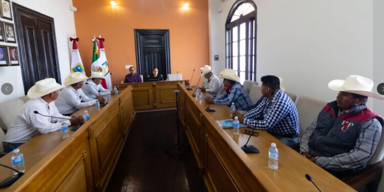 Recibe doctora Karla Córdova González a autoridades Yaquis