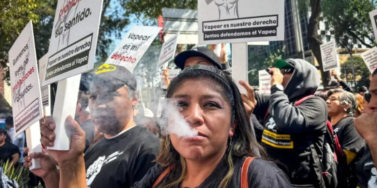 Piden regular, en vez de prohibir, el uso de vapeadores