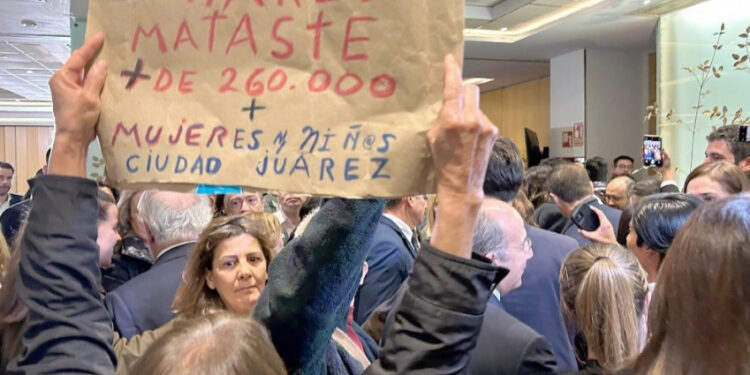 Repudio a Calderón al salir de foro de ultraderecha