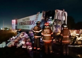 Se incendia tráiler en el kilómetro 29 del Circuito Exterior Mexiquense