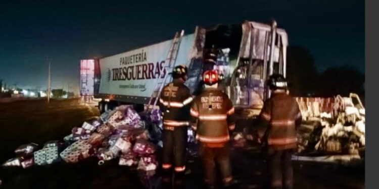 Se incendia tráiler en el kilómetro 29 del Circuito Exterior Mexiquense
