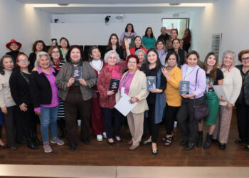 Encabeza la diputada Alicia Gaytán la exposición del libro “El juego nuestra propia historia, tomo tercero”.