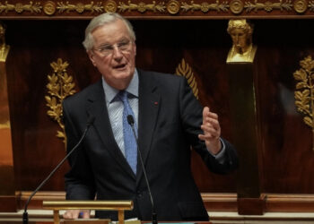 Tumban en Francia al primer ministro