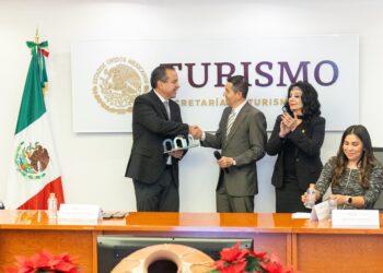 Recibe Antonio Astiazarán Distintivo a la Excelencia Municipal por programas de energía solar