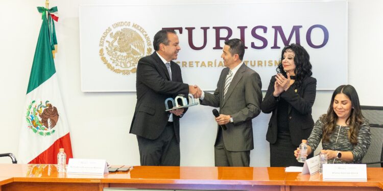 Recibe Antonio Astiazarán Distintivo a la Excelencia Municipal por programas de energía solar