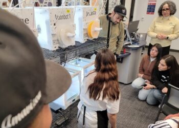 Reciben estudiantes y docentes de Unisierra certificación internacional en impresión 3D