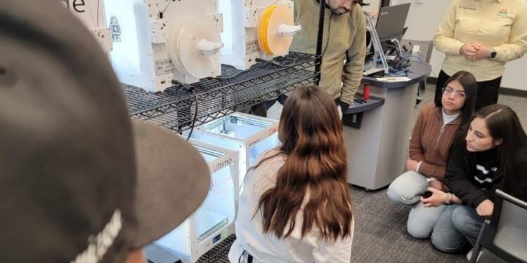 Reciben estudiantes y docentes de Unisierra certificación internacional en impresión 3D