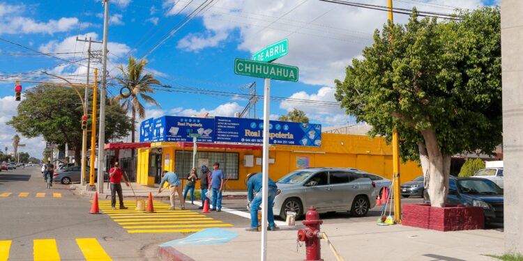 Semaforización y señalización realiza Trabajos de rehabilitación en el cruce de las calles Chihuahua y 6 de Abril en Cajeme
