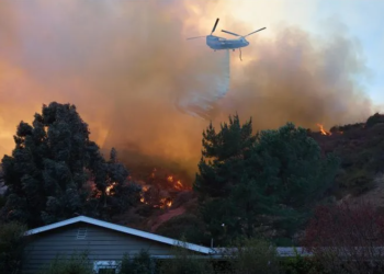 Incendio desplaza a 50 mil personas mientras avanza al norte de Los Ángeles