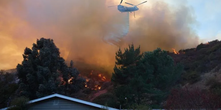 Incendio desplaza a 50 mil personas mientras avanza al norte de Los Ángeles