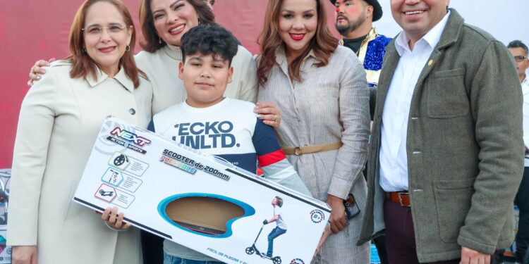 Participa Karla Córdova González en la entrega de rosca de reyes.