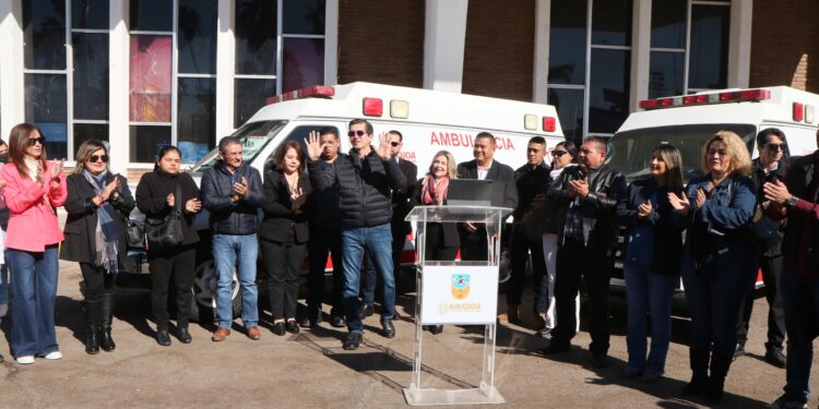 RECIBEN DIF Y SALUD MUNICIPAL 3 AMBULANCIAS para servicio a los más desprotegidos