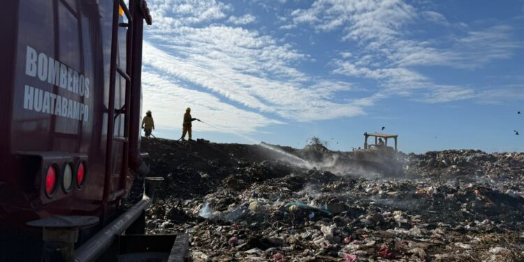 Sofoca Bomberos de Huatabampo incendio en Basurón Municipal