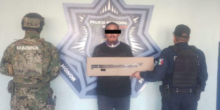 Policía Municipal Cajeme aprehende a sujetos con droga y arma blanca