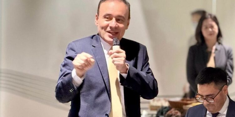 Gobernador Durazo impulsa inversión extranjera para fortalecer industria de electromovilidad
