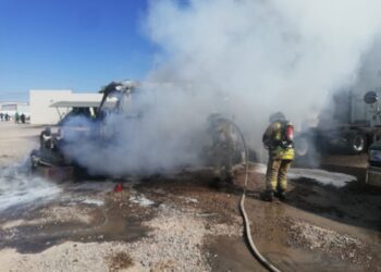 BOMBEROS DE CAJEME CONTROLAN INCENDIO DE TRÁILER EN EL PARQUE INDUSTRIAL