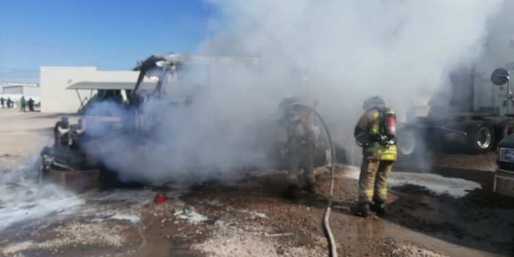 BOMBEROS DE CAJEME CONTROLAN INCENDIO DE TRÁILER EN EL PARQUE INDUSTRIAL