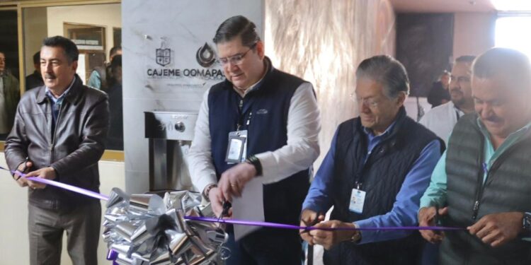 Inaugura Javier Lamarque bebedero público en palacio municipal de Cajeme