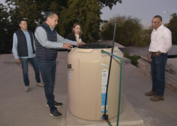 Apoya Toño Astiazarán a familias de la Adolfo López Mateos con cuarto en vivienda y tinacos