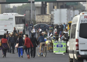 Bloquean unidades de transporte público la autopista México-Querétaro