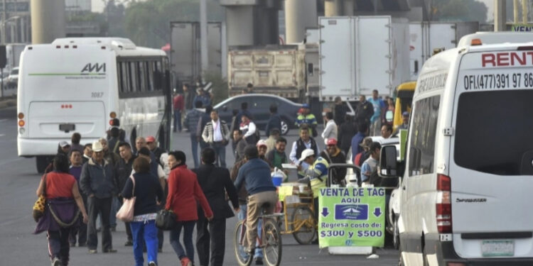 Bloquean unidades de transporte público la autopista México-Querétaro