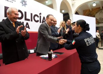 Gobernador Durazo crea Policía Estatal mejor capacitada; reconoce a elementos por 30 años de servicio