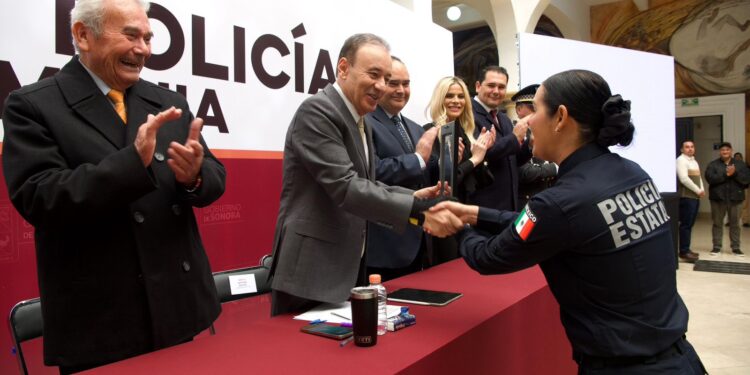 Gobernador Durazo crea Policía Estatal mejor capacitada; reconoce a elementos por 30 años de servicio