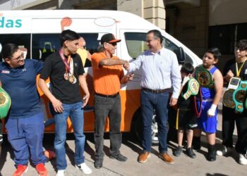 Cumple Toño Astiazarán con vehículo para traslado de deportistas hermosillenses