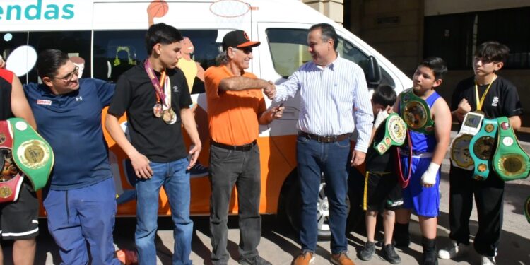 Cumple Toño Astiazarán con vehículo para traslado de deportistas hermosillenses