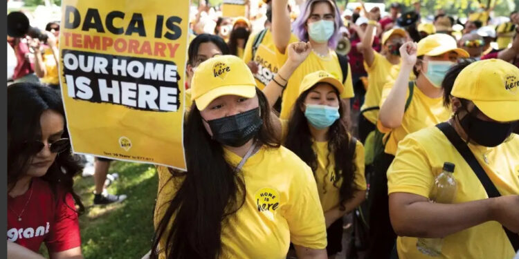 Corte federal da golpe al DACA; no inscribirá a nuevos ‘dreamers’