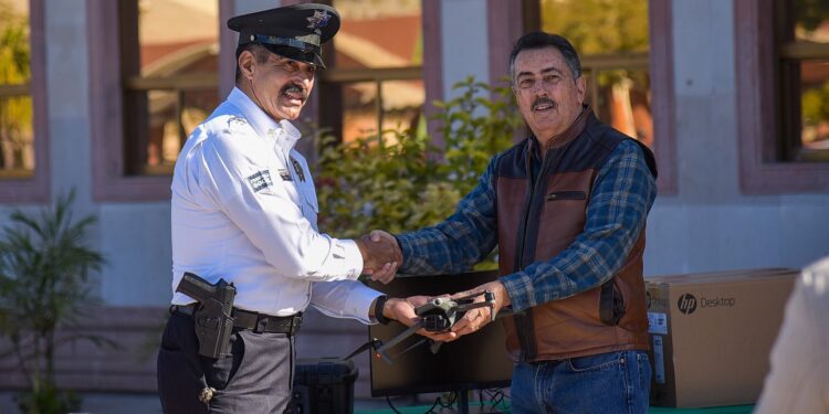 El presidente Javier Lamarque entrega patrullas y equipo a Seguridad Pública