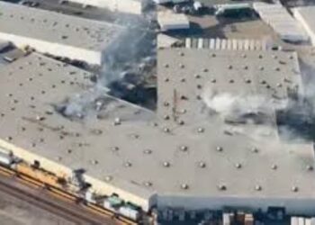 Al menos un muerto al estrellarse un avión contra almacén en California