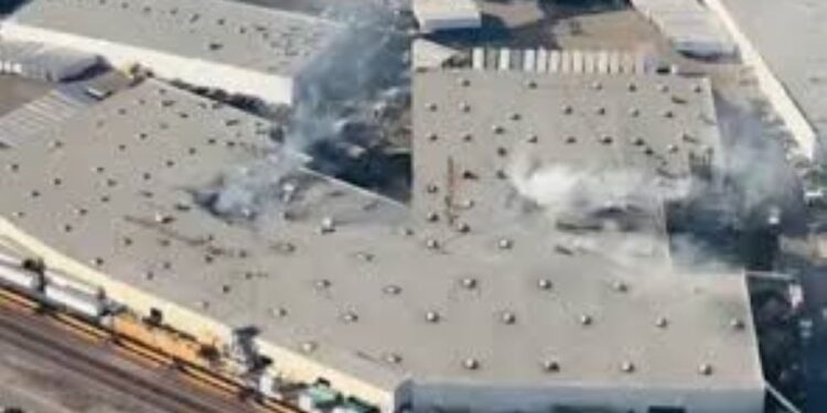 Al menos un muerto al estrellarse un avión contra almacén en California
