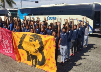 Se manifiestan normalistas de Ayotzinapa en Guerrero; exigen justicia