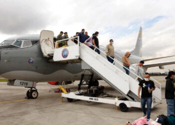 Arriban a Colombia deportados de EU tras roce entre Trump y Petro