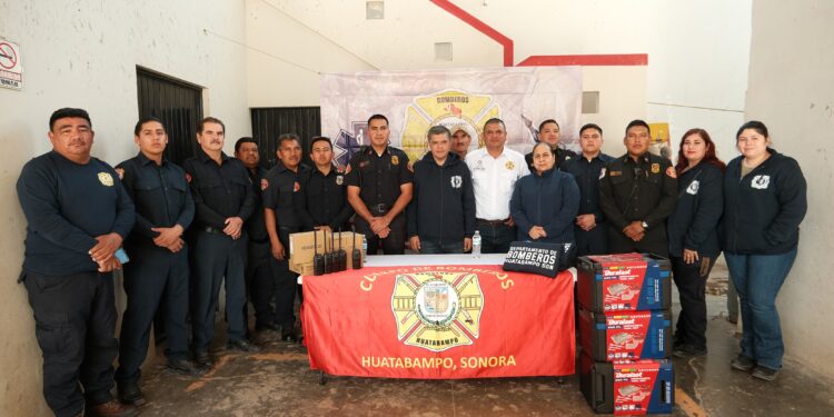 Entrega alcalde ‘Beto’ Vázquez equipamiento al Departamento de Bomberos