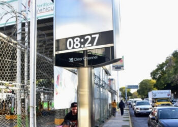 Transeúntes se quejan por instalación de relojes de publicidad en Periférico