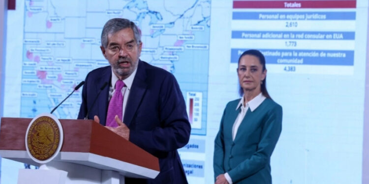«No están solos», dice Sheinbaum a mexicanos en EU