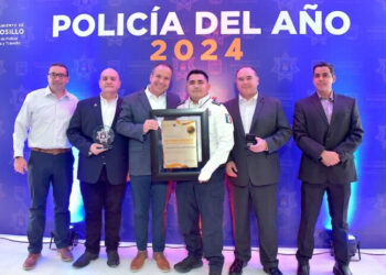 Entrega Toño Astiazarán reconocimiento a Policía del Año 2024