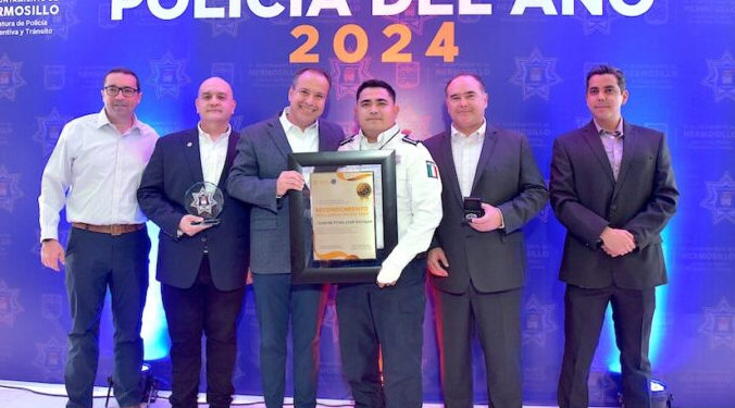 Entrega Toño Astiazarán reconocimiento a Policía del Año 2024