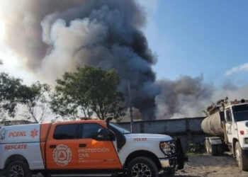 Incendio consume dos bodegas en Monterrey