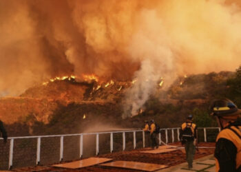 Incesante, el fuego devasta Los Ángeles