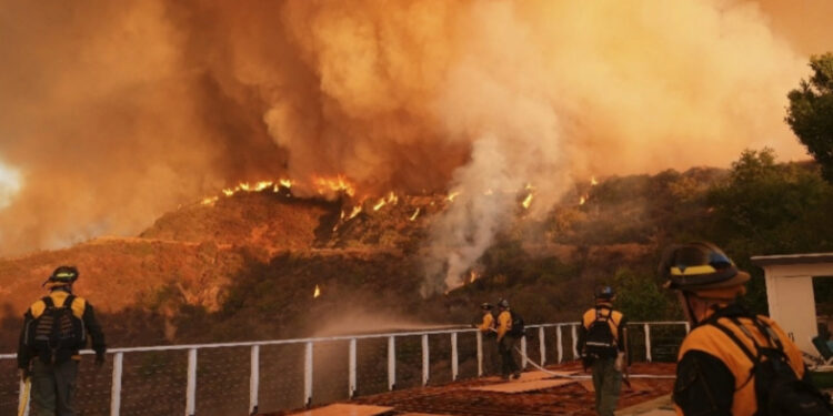 Incesante, el fuego devasta Los Ángeles