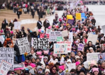 Miles en las calles de EU buscan armar la resistencia contra Trump