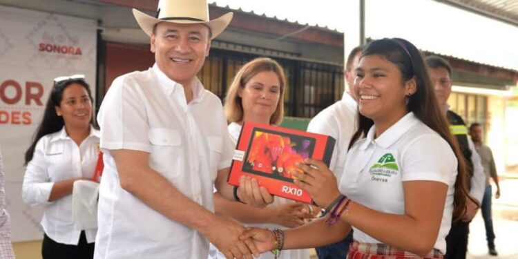 Gobernador Durazo entrega 50 mil tabletas electrónicas a estudiantes y docentes de secundaria