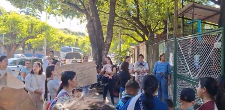 Locatarios de mercados levantan bloqueo frente a Sedeco