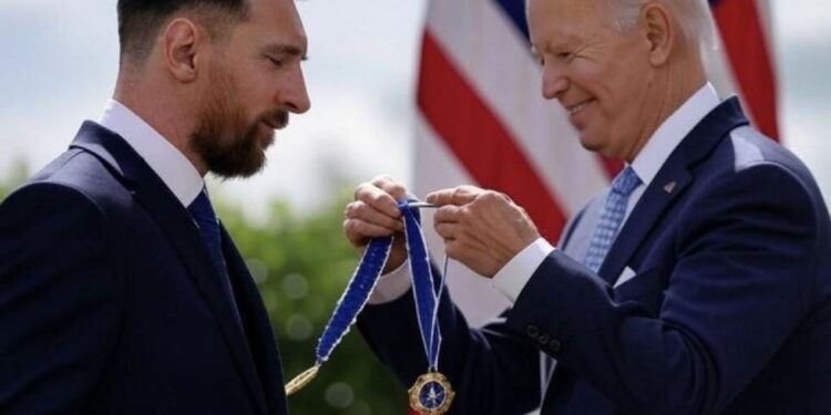 Biden galardona a Messi con la Medalla Presidencial de la Libertad