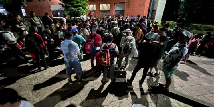 Migrantes señalan que INM intenta desalentar a nueva caravana